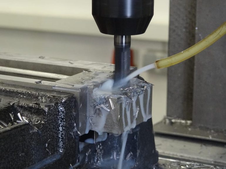 Atelier de fabrication : quels équipements choisir pour vos travaux minutieux ?